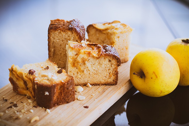 Nusskuchen mit Apfel