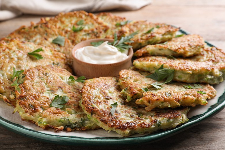 Zucchinipuffer mit Käse