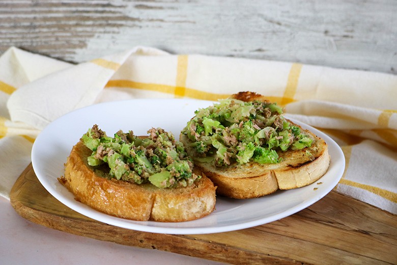 Geröstete Brotscheiben mit Brokkoli