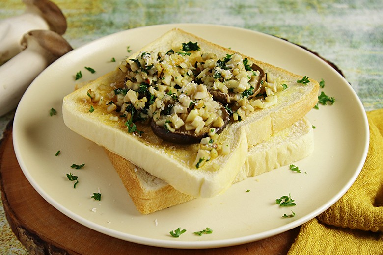 Geröstete Brotscheiben mit Pilzen