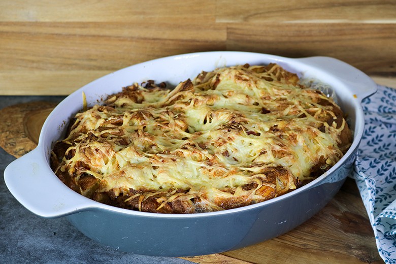 Brotauflauf mit Speck und Käse