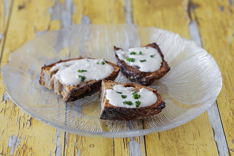 Geröstete Brotscheiben mit Ricotta und Sardellen