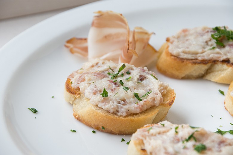 Geröstete Brotscheiben mit Speckpaste