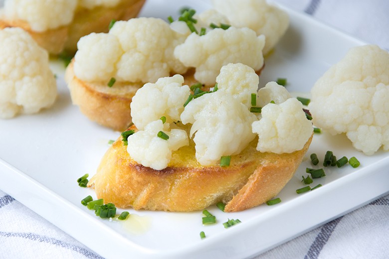 Geröstete Brotscheiben mit Blumenkohl