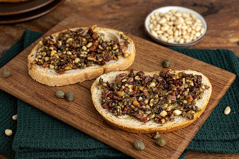 Geröstete Brotscheiben mit Kapernpaste