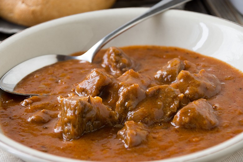 Geschmortes Rindergulasch in Rotwein