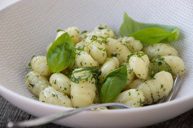 Gnocchi mit Butter und Basilikum