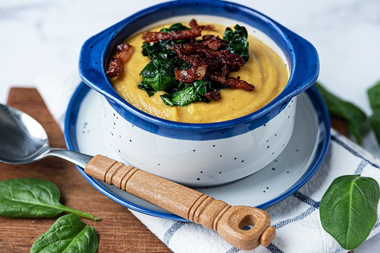 Gelbe Erbsensuppe mit Speck