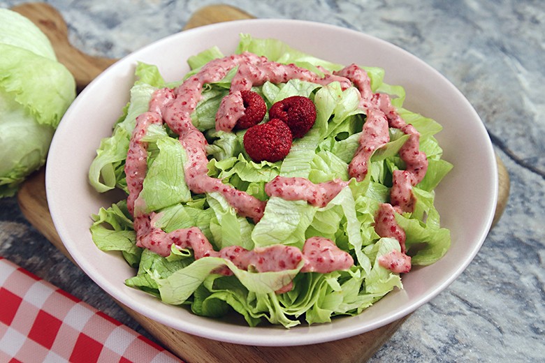 Eisbergsalat mit Himbeerdressing