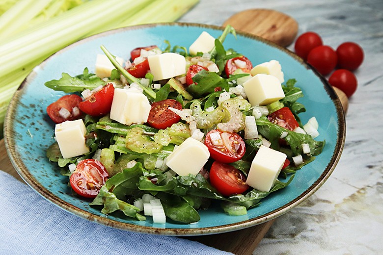 Staudensellerie-Tomaten-Salat mit Mozzarella