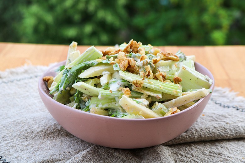 Staudensellerie-Apfelsalat mit Walnüssen