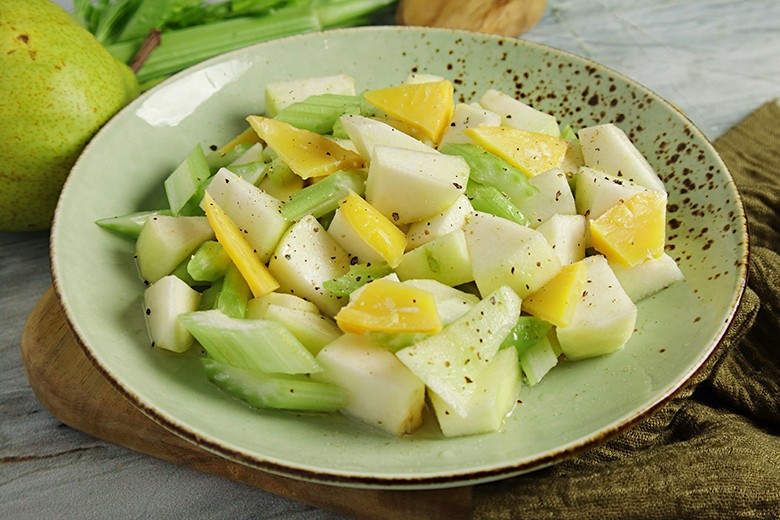 Staudensellerie-Birnen-Salat