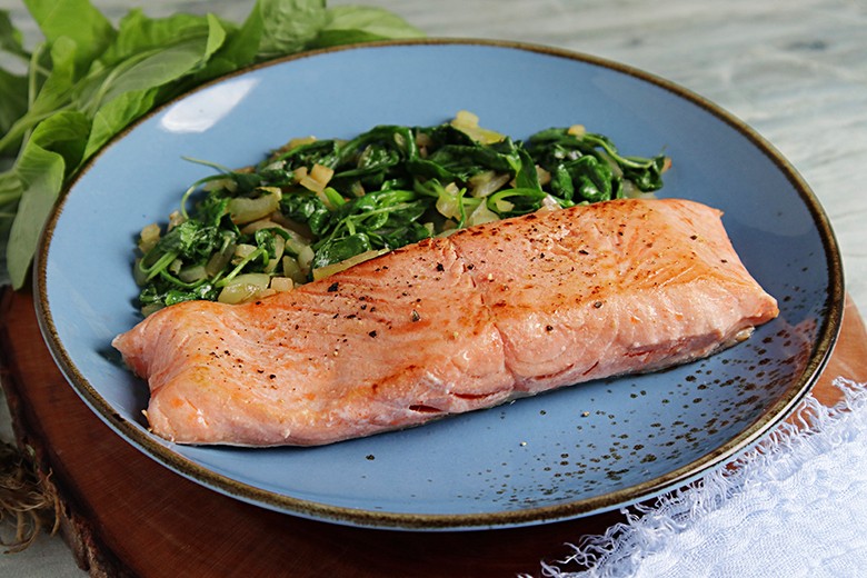 Babyspinat mit Lachs