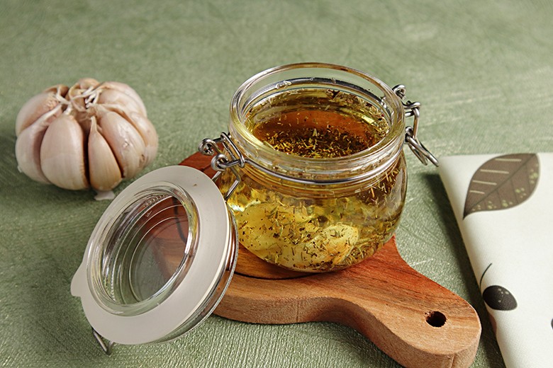 Knoblauch-Kräuter-Öl