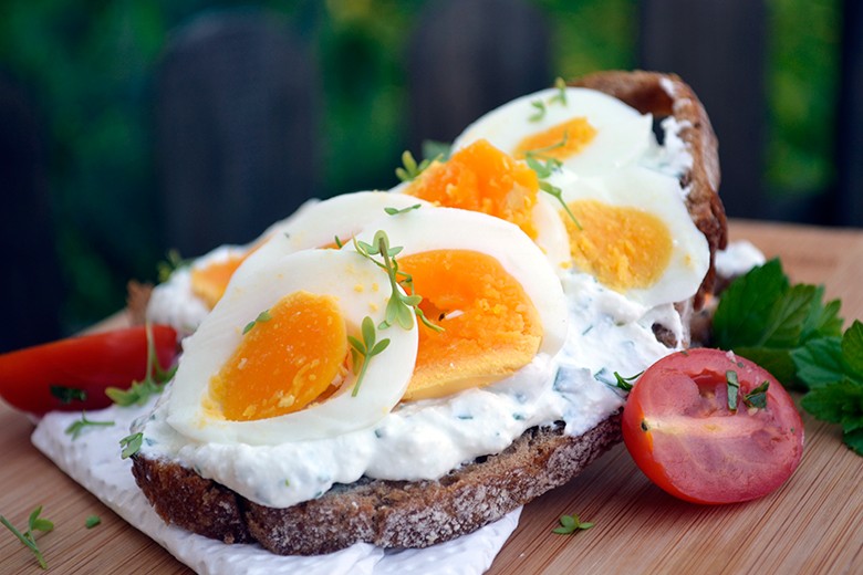 Eibrot mit Kerbelcreme