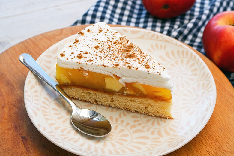 Apfeltorte mit Sahne und Zimt