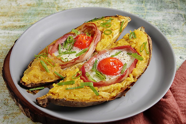 Gebackene Süßkartoffel mit Ei und Bacon
