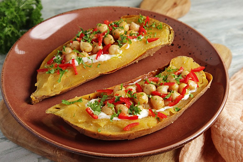Gebackene Süßkartoffel mit Kichererbsen und Tahini