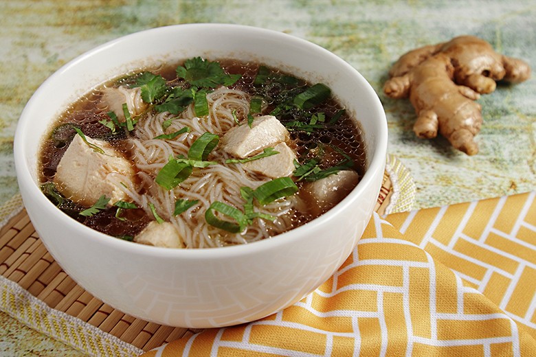 Glasnudelsuppe mit Hühnerbrühe