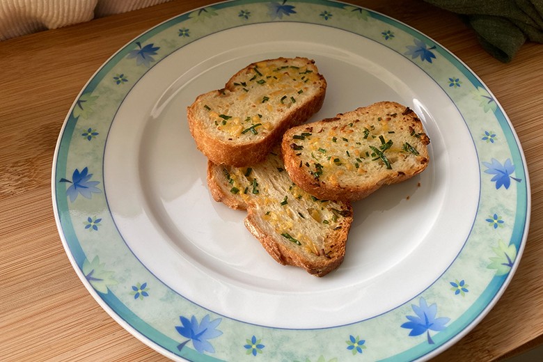 Brotchips mit Knoblauch