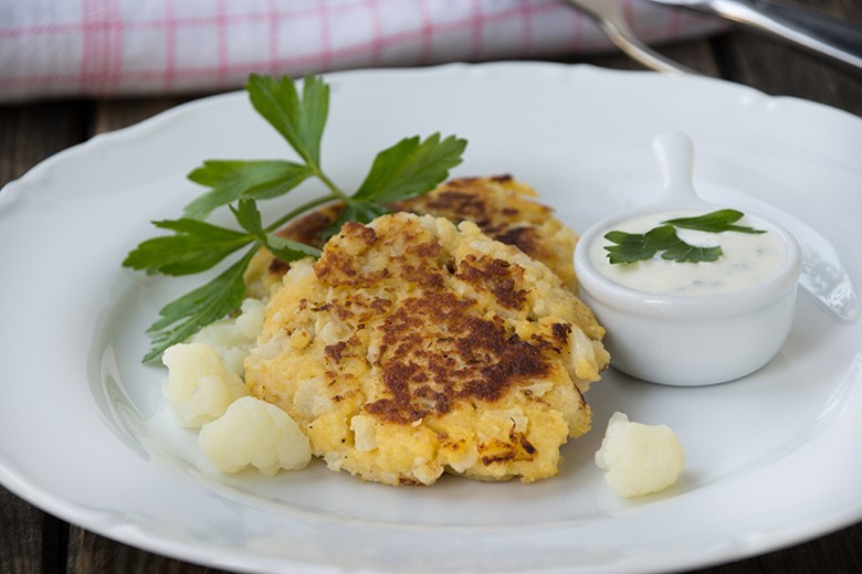 Blumenkohltaler mit Kräuterquark