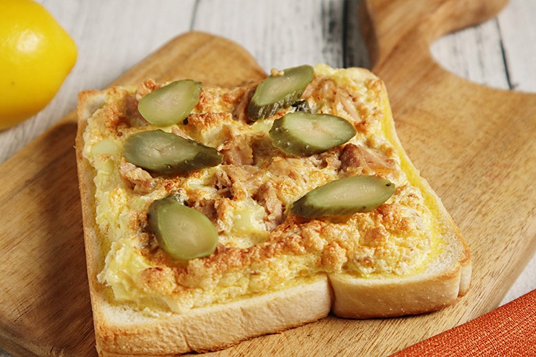 Überbackene Brotscheiben mit Thunfisch