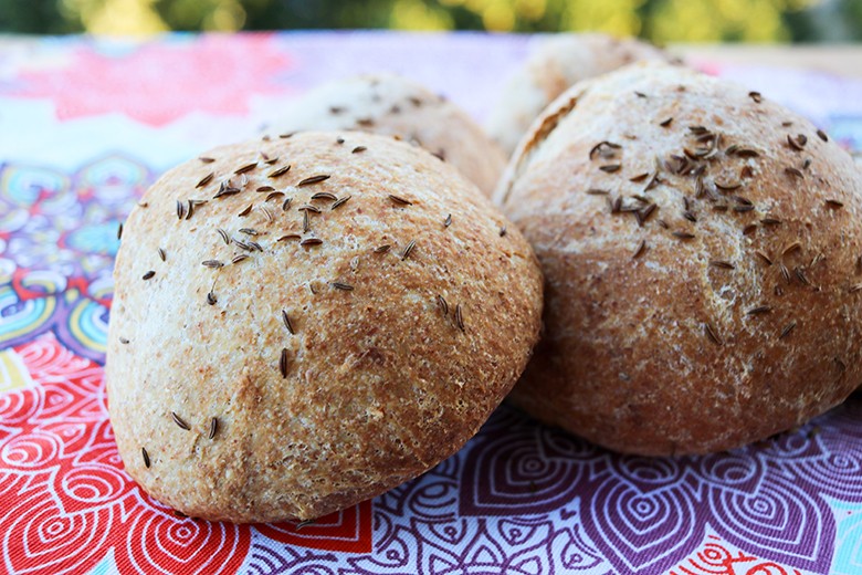 Vollkornbrötchen mit Kümmel