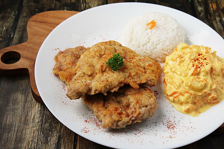 Schweineschnitzel mit Möhren und Apfel