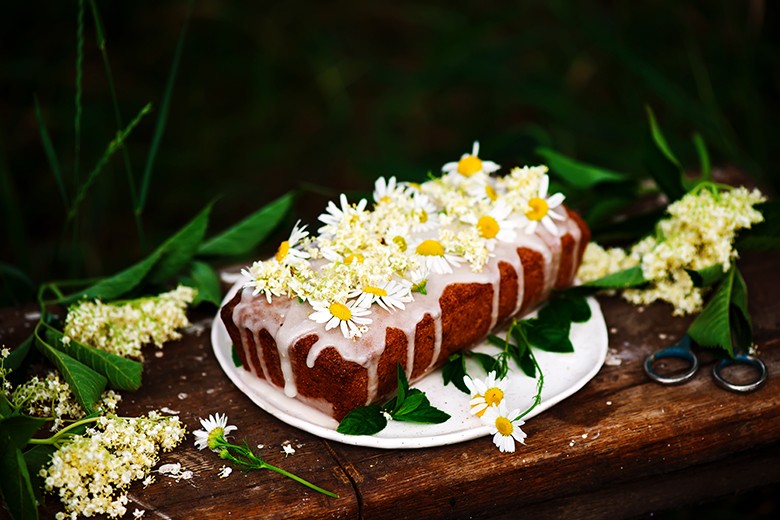 Holunderblütenkuchen mit Marzipan