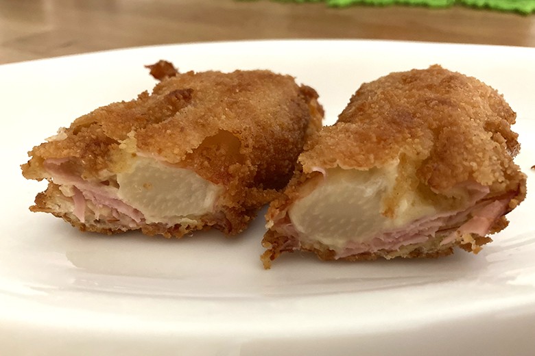 Panierter Spargel mit Schinken und Käse