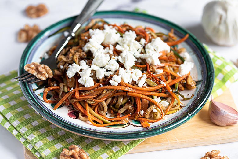 Möhrennudeln mit Feta und Walnüssen