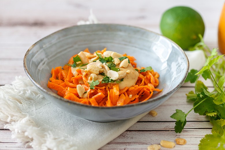 Möhren-Nudeln mit Erdnusssauce