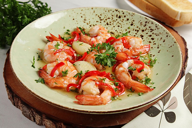 Gebratene Garnelen in Weißweinsauce