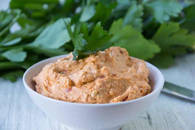 Scharfer Schafskäse-Dip