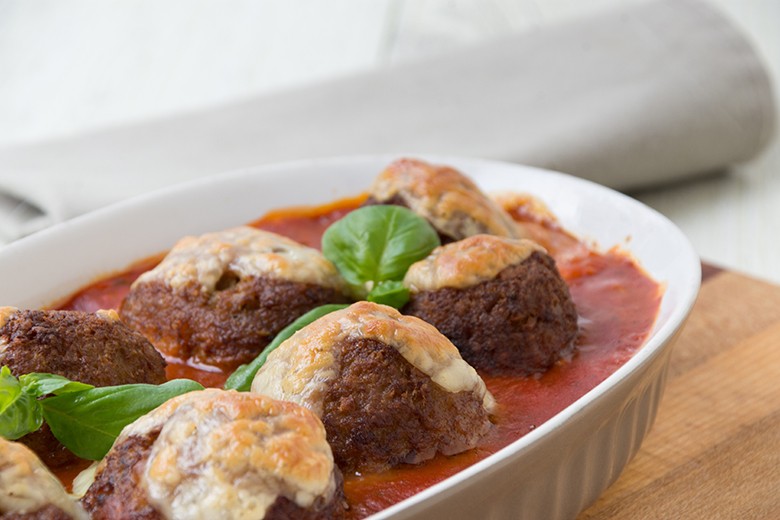 Überbackene Hackbällchen in Tomatensoße