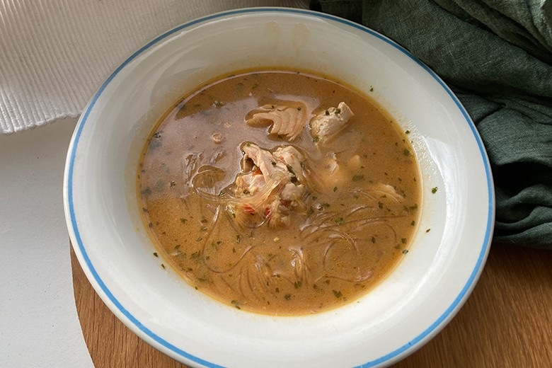 Glasnudelsuppe mit Lachsfilet