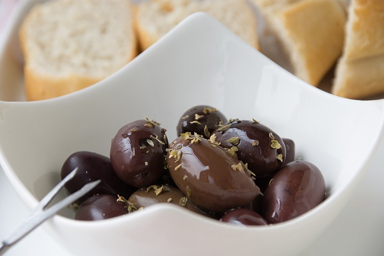 Oliven mit Knoblauchöl