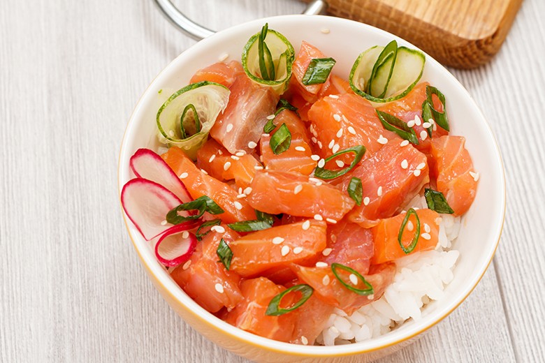 Hawaiianisches Poke mit Lachs