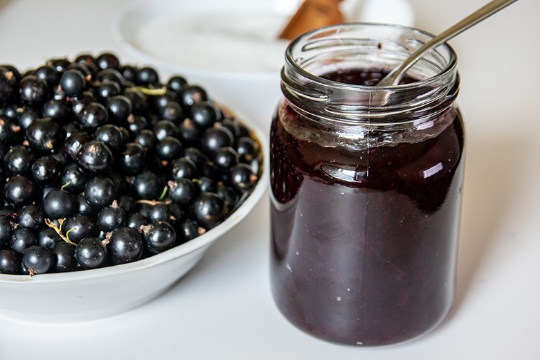 Schwarze Johannisbeermarmelade ohne Kochen