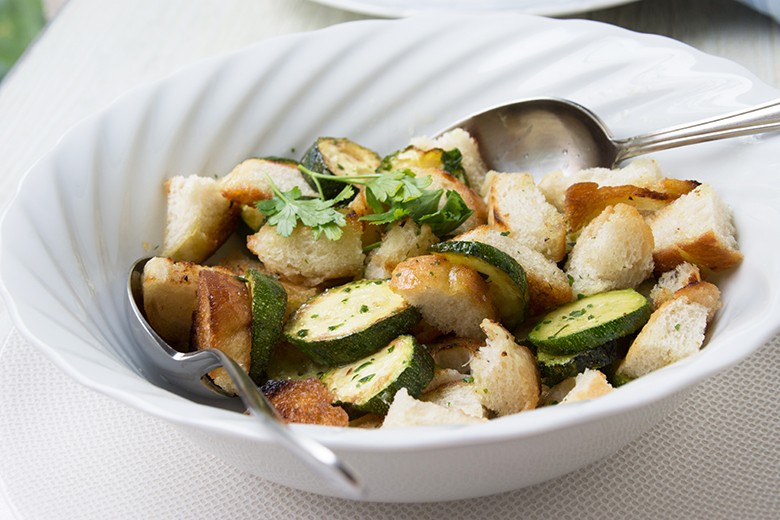 Brotsalat mit Zucchini