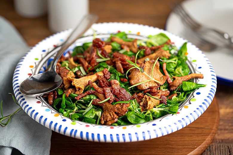 Feldsalat mit Speck und Pfifferlingen