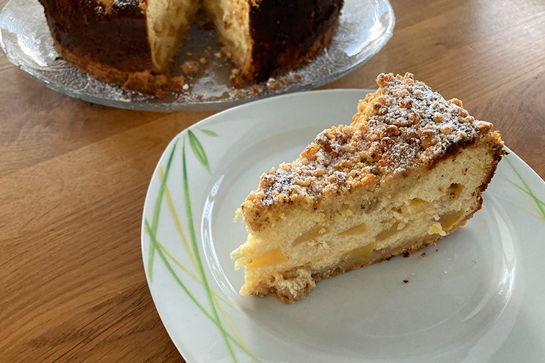 Käsekuchen mit Streusel und Apfel