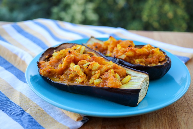 Aprikosen-Couscous in Auberginen
