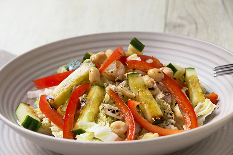Chinakohlsalat mit Erdnüssen und Ingwerdressing