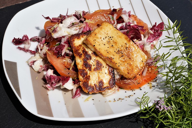 Bunter Salat mit Halloumi-Käse