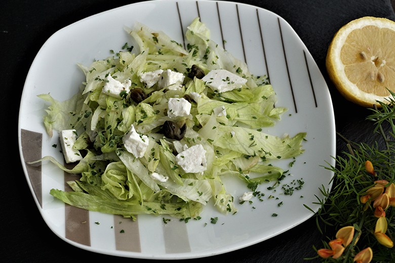 Eisbergsalat mit Feta-Topping