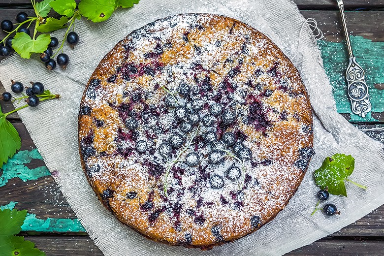 Einfacher Kuchen mit schwarzen Johannisbeeren
