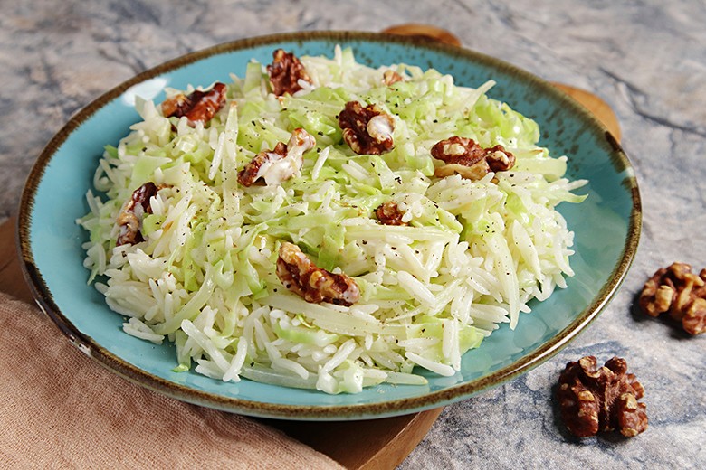 Wirsing-Reis-Pfanne mit Walnüssen