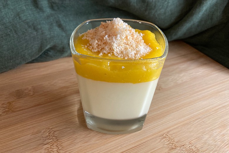 Kokospudding mit Mango