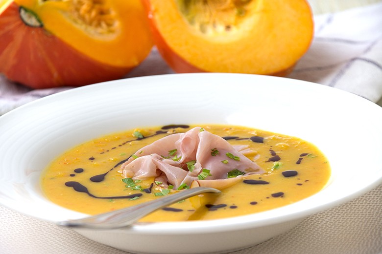 Butternusskürbis-Suppe mit weißen Bohnen